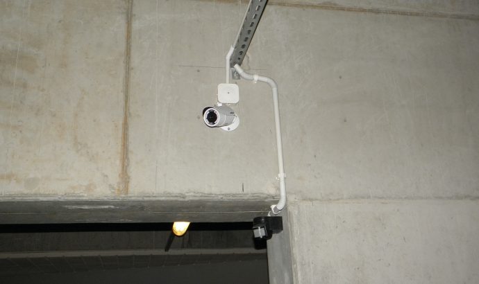 Montaż switcha internetowego i dwóch kamer na parkingu -2