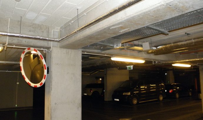 Kompleksowa naprawa opraw oświetlenia awaryjnego i ewakuacyjnego na parkingach -1 i -2 /  Complete repair work of emergency lighting luminaire in the parking lot, levels -1 and -2